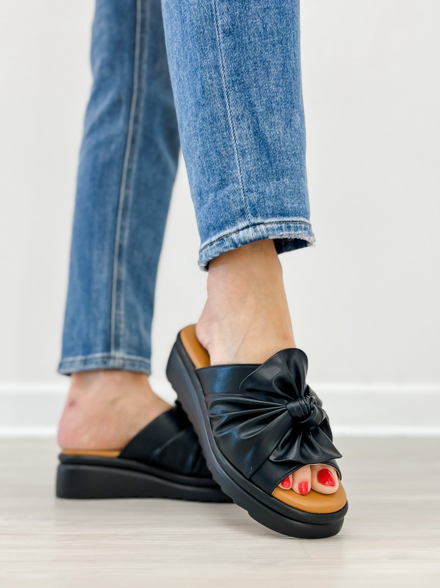 Good Choice Harlow Bow Wedge Sandals in Black