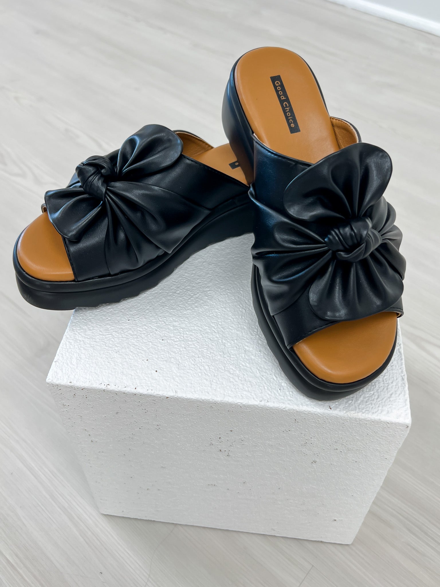 Good Choice Harlow Bow Wedge Sandals in Black
