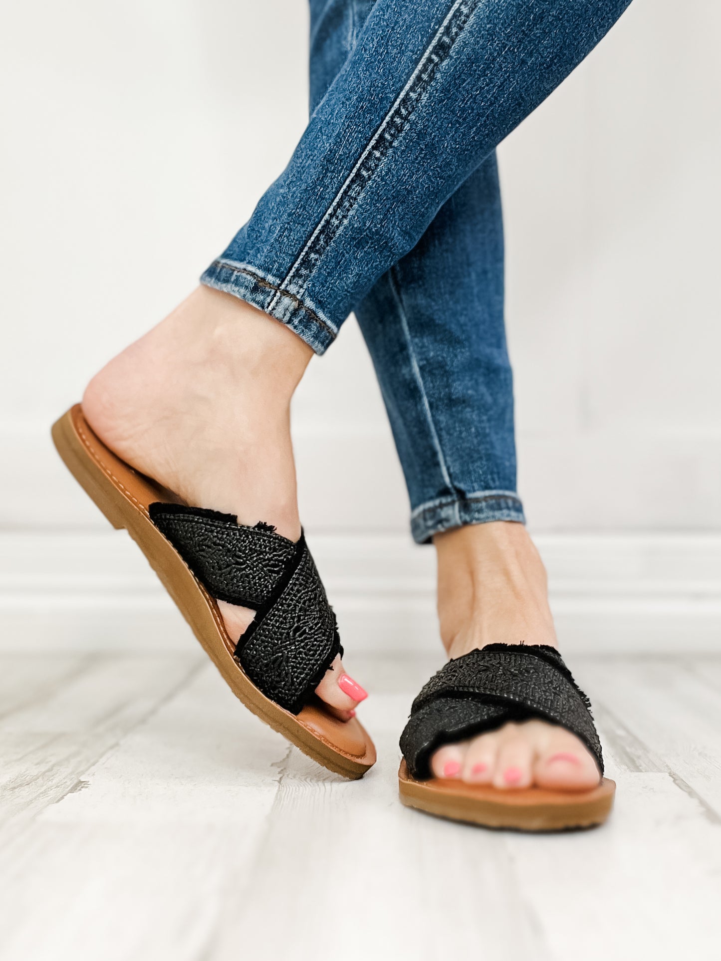 YellowBox Deska Raffia Sandal in Black