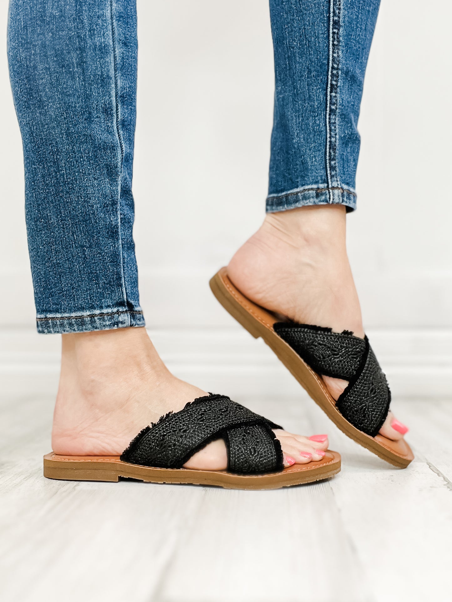 YellowBox Deska Raffia Sandal in Black