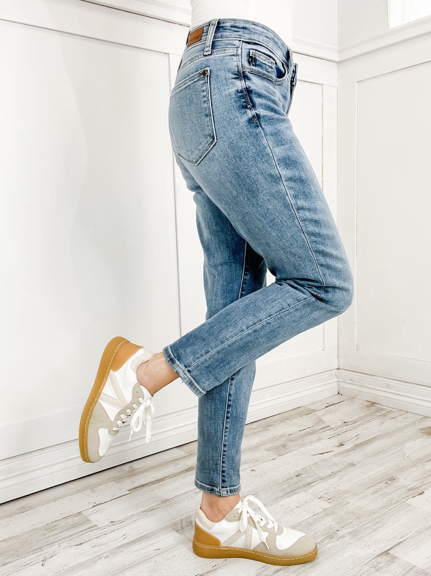 Judy Blue Mary Jane Mid-Rise Bleach Boyfriend Jeans