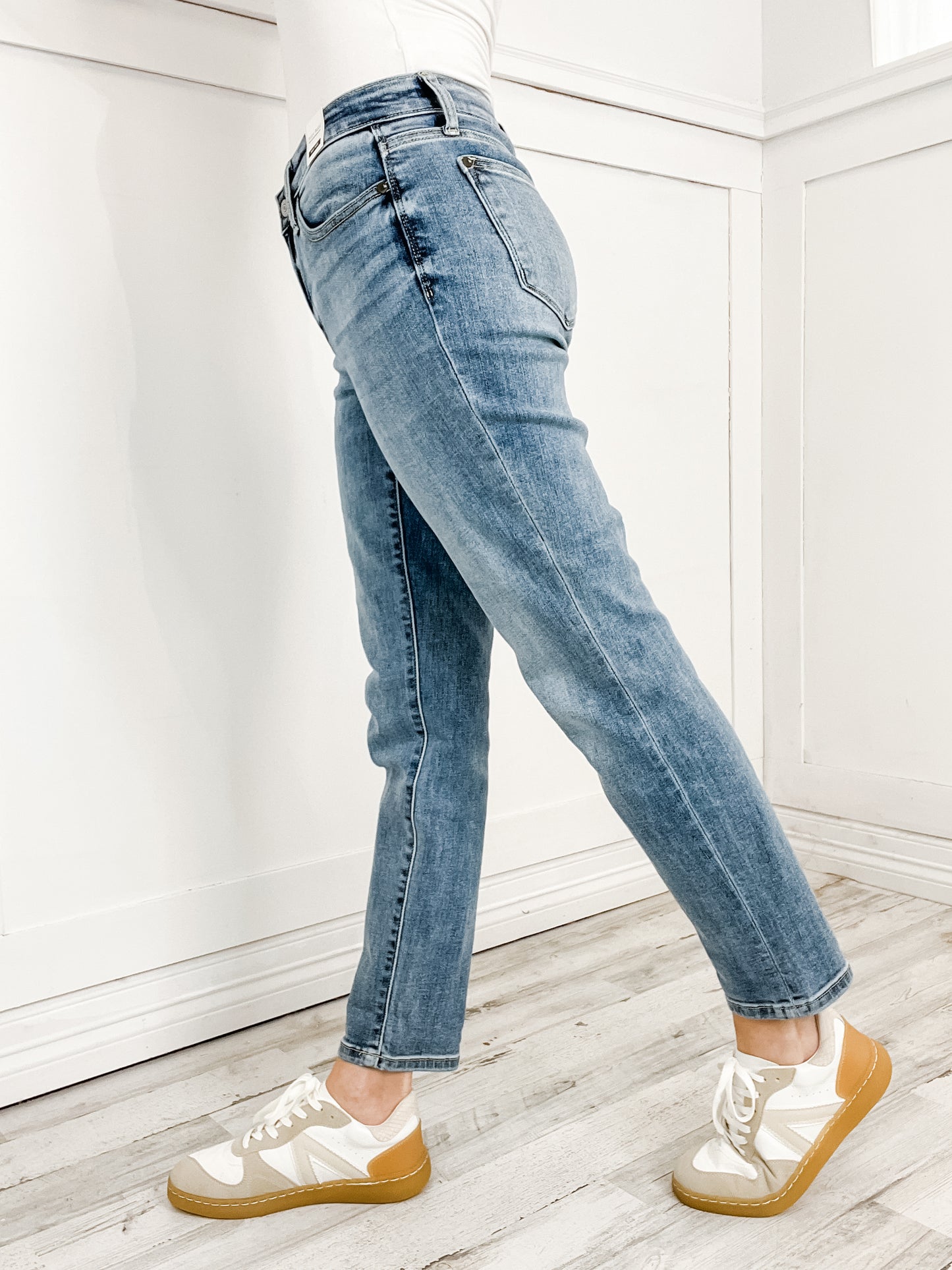 Judy Blue Mary Jane Mid-Rise Bleach Boyfriend Jeans