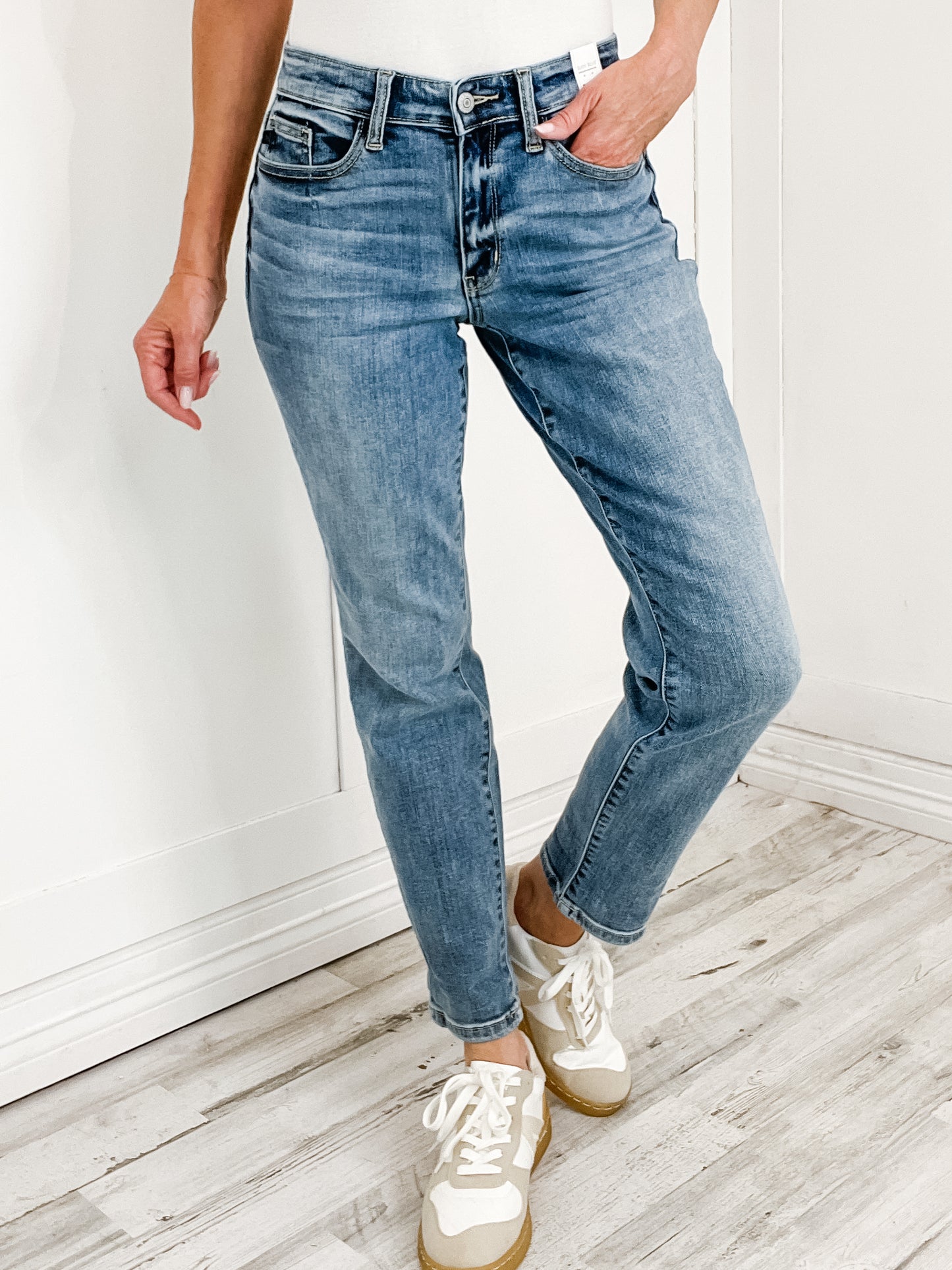 Judy Blue Mary Jane Mid-Rise Bleach Boyfriend Jeans