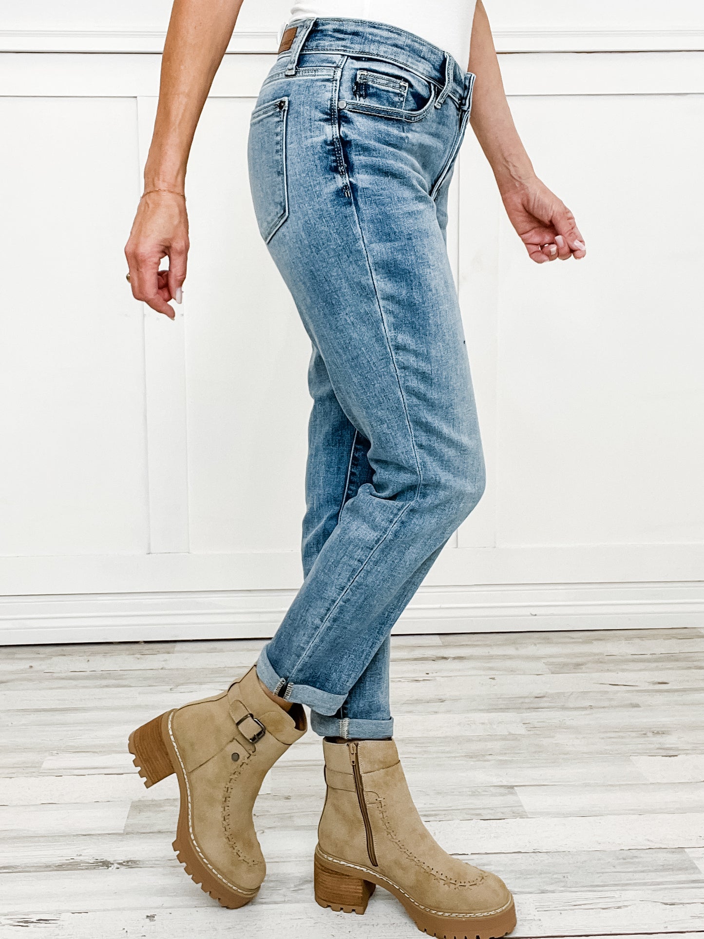 Judy Blue Mary Jane Mid-Rise Bleach Boyfriend Jeans