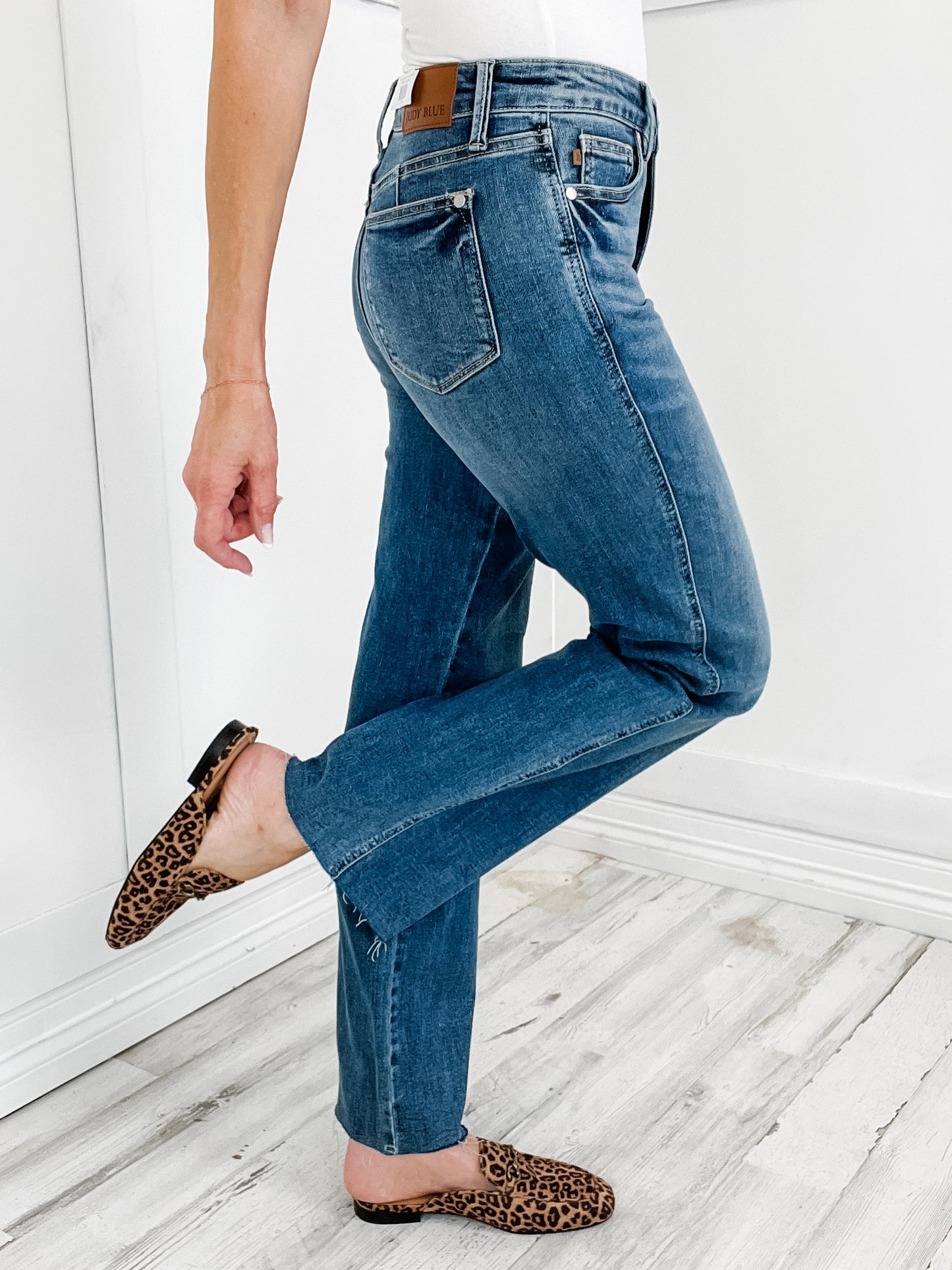 Judy Blue LANDSLIDE Mid-Rise Tummy Control Vintage Straight Jeans