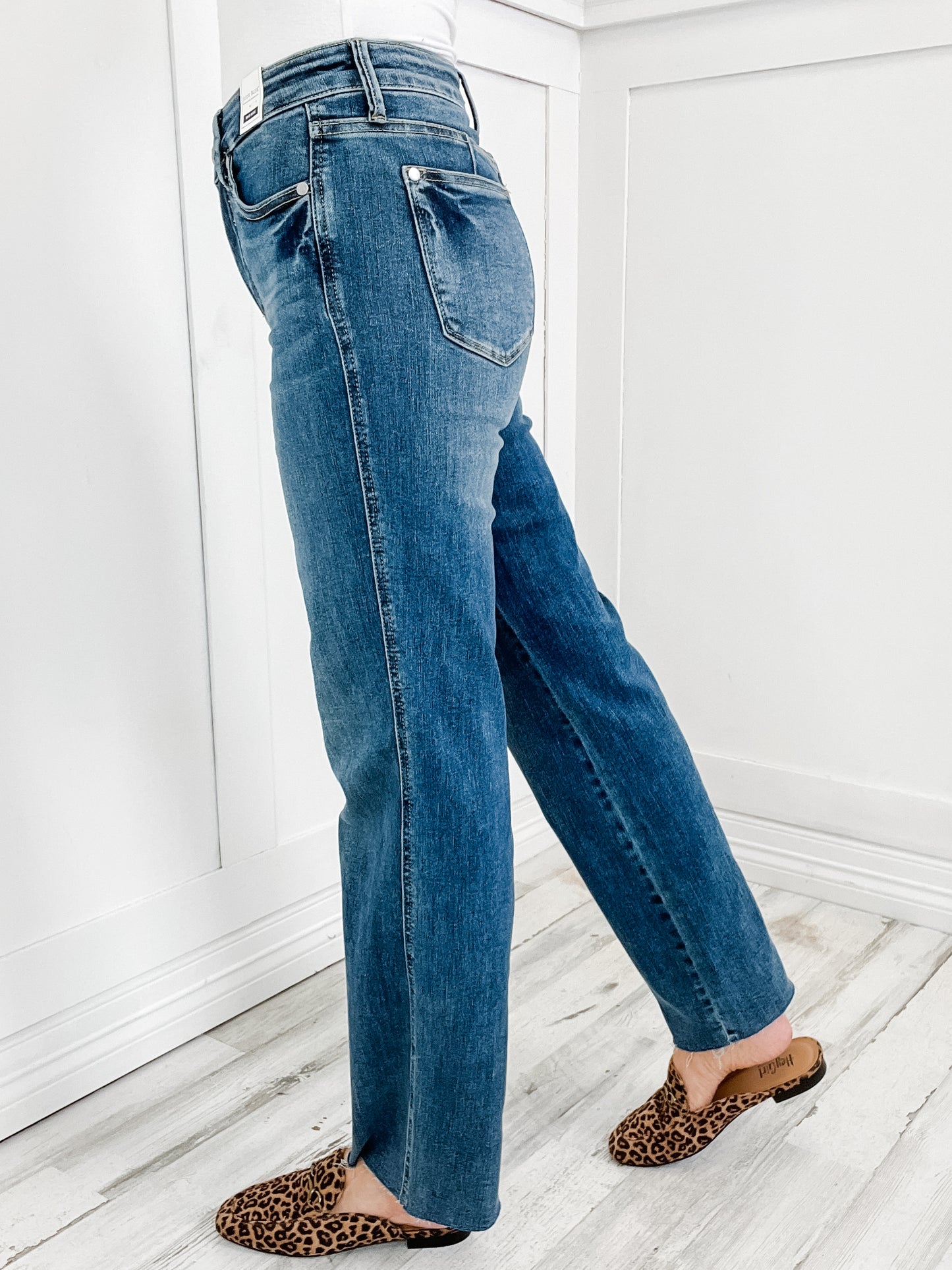 Judy Blue LANDSLIDE Mid-Rise Tummy Control Vintage Straight Jeans