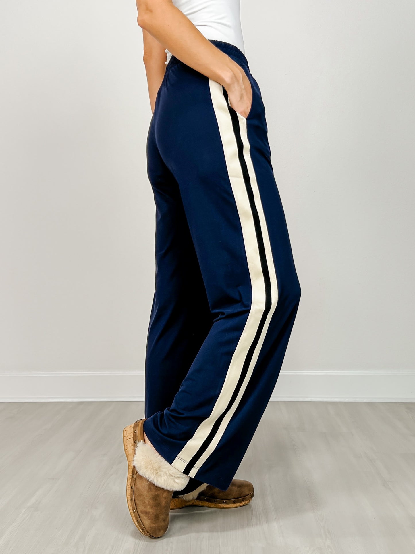 Butter Soft Side Contrast Straight Pant in Navy