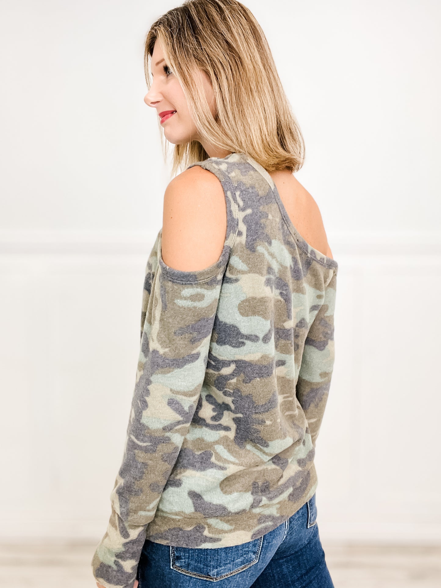 CAMO PRINT BRUSHED KNIT COLD SHOULDER TOP