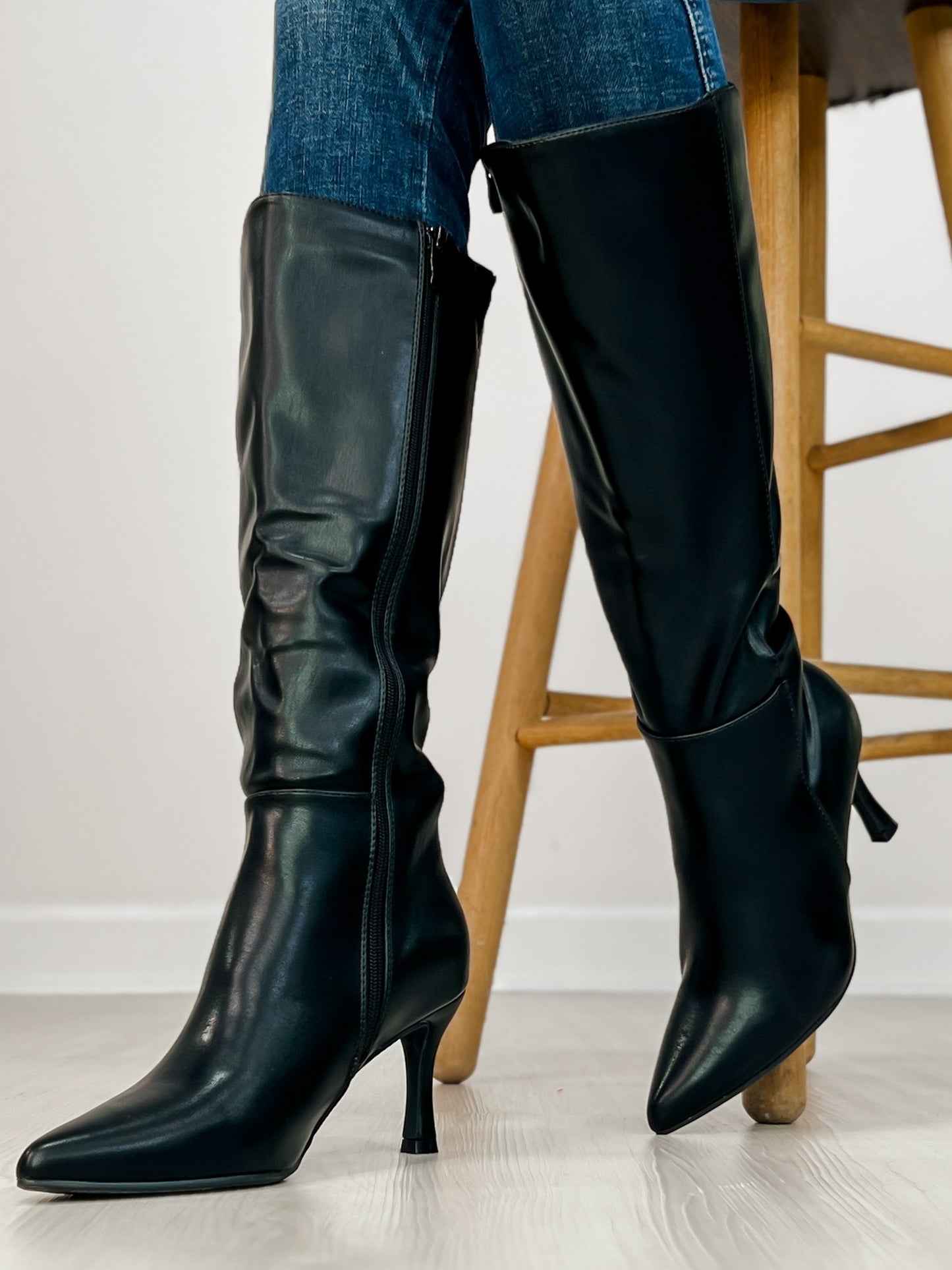 Elegant Stiletto Pointed-Toe Boots in Black