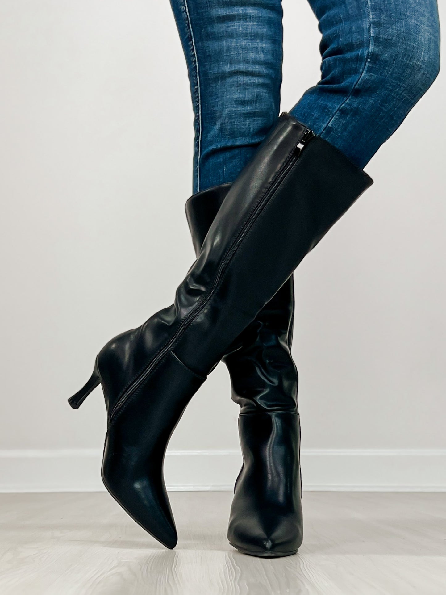 Elegant Stiletto Pointed-Toe Boots in Black