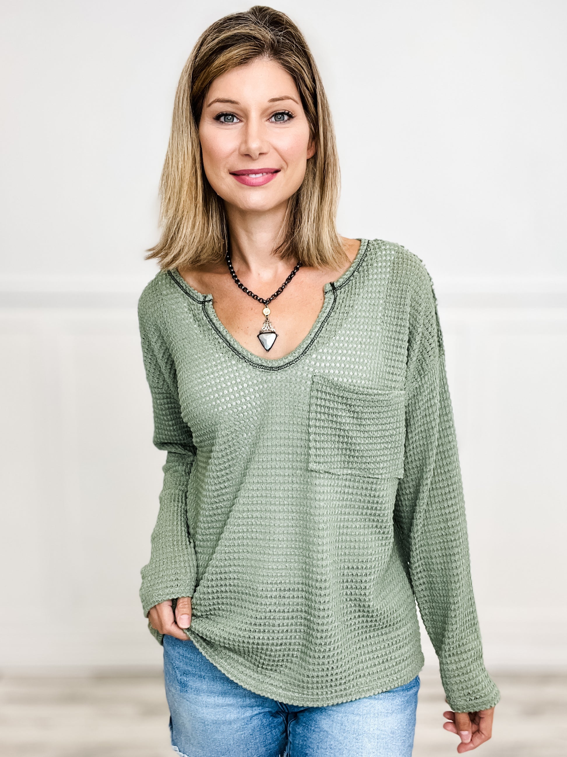 POPCORN WAFFLE TOP WITH STITCHING DETAIL ROUND V-NECKLINE