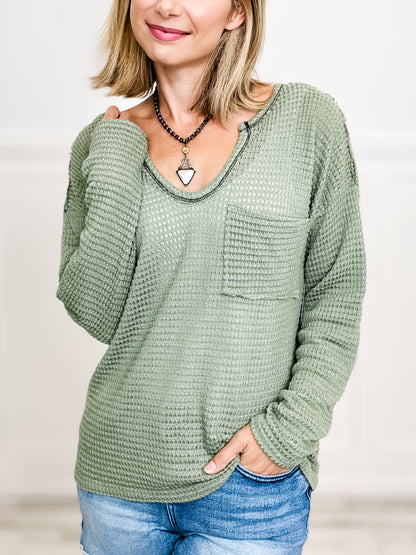 POPCORN WAFFLE TOP WITH STITCHING DETAIL ROUND V-NECKLINE
