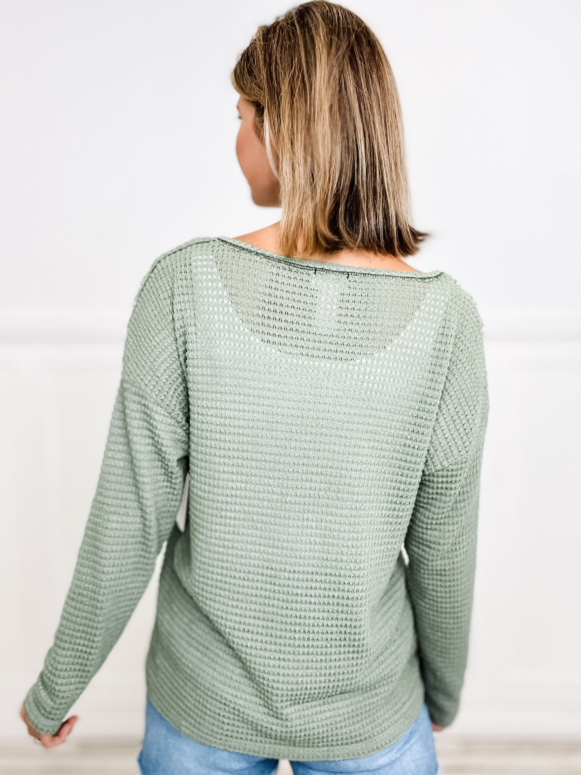 POPCORN WAFFLE TOP WITH STITCHING DETAIL ROUND V-NECKLINE