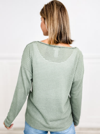 POPCORN WAFFLE TOP WITH STITCHING DETAIL ROUND V-NECKLINE