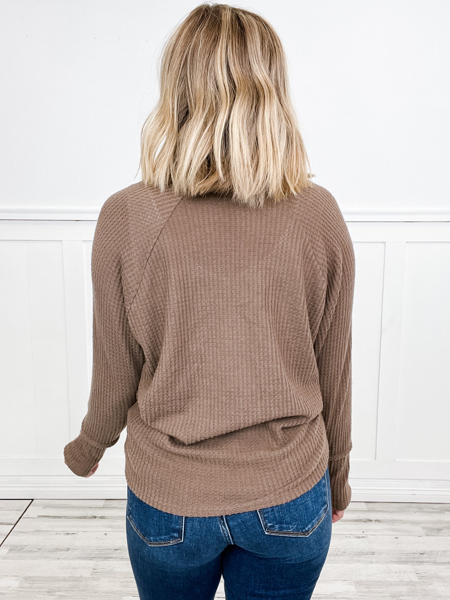 BRUSH WAFFLE KNIT CORDED EDGE V-NECK TOP WITH THUMB HOLES