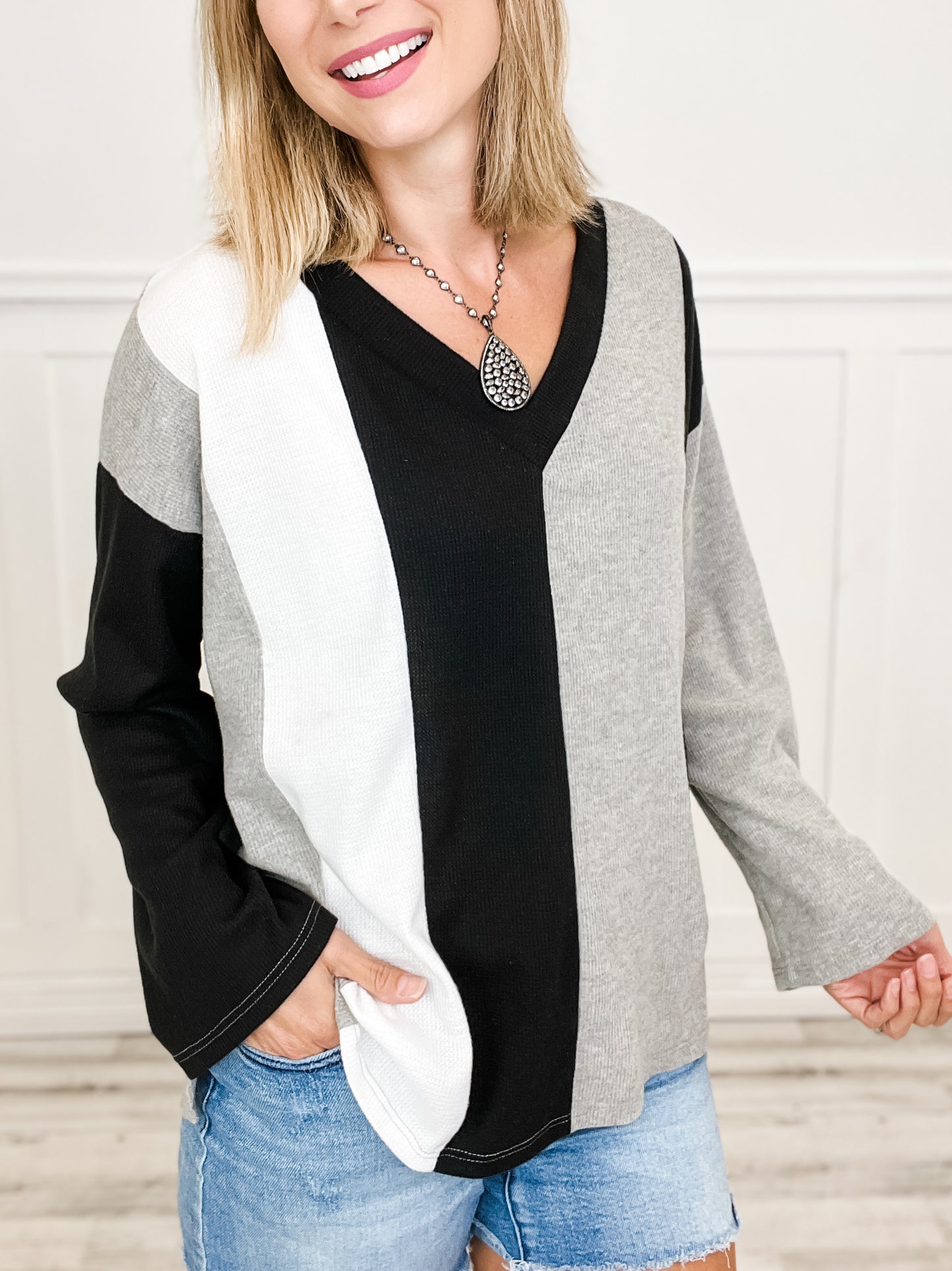 BRUSHED THERMAL KNIT V-NECK COLOR BLOCK TOP