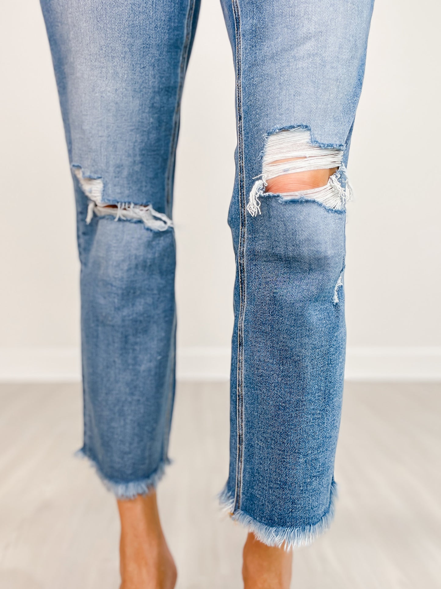 Vervet THUNDERSTRUCK High-Rise Distressed Crop Straight Jeans