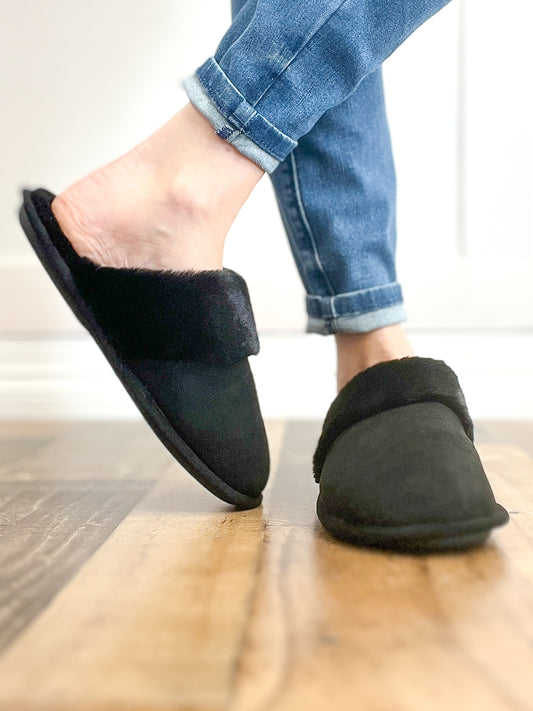 Comfy Cush Faux Fur Lined Slippers in Black