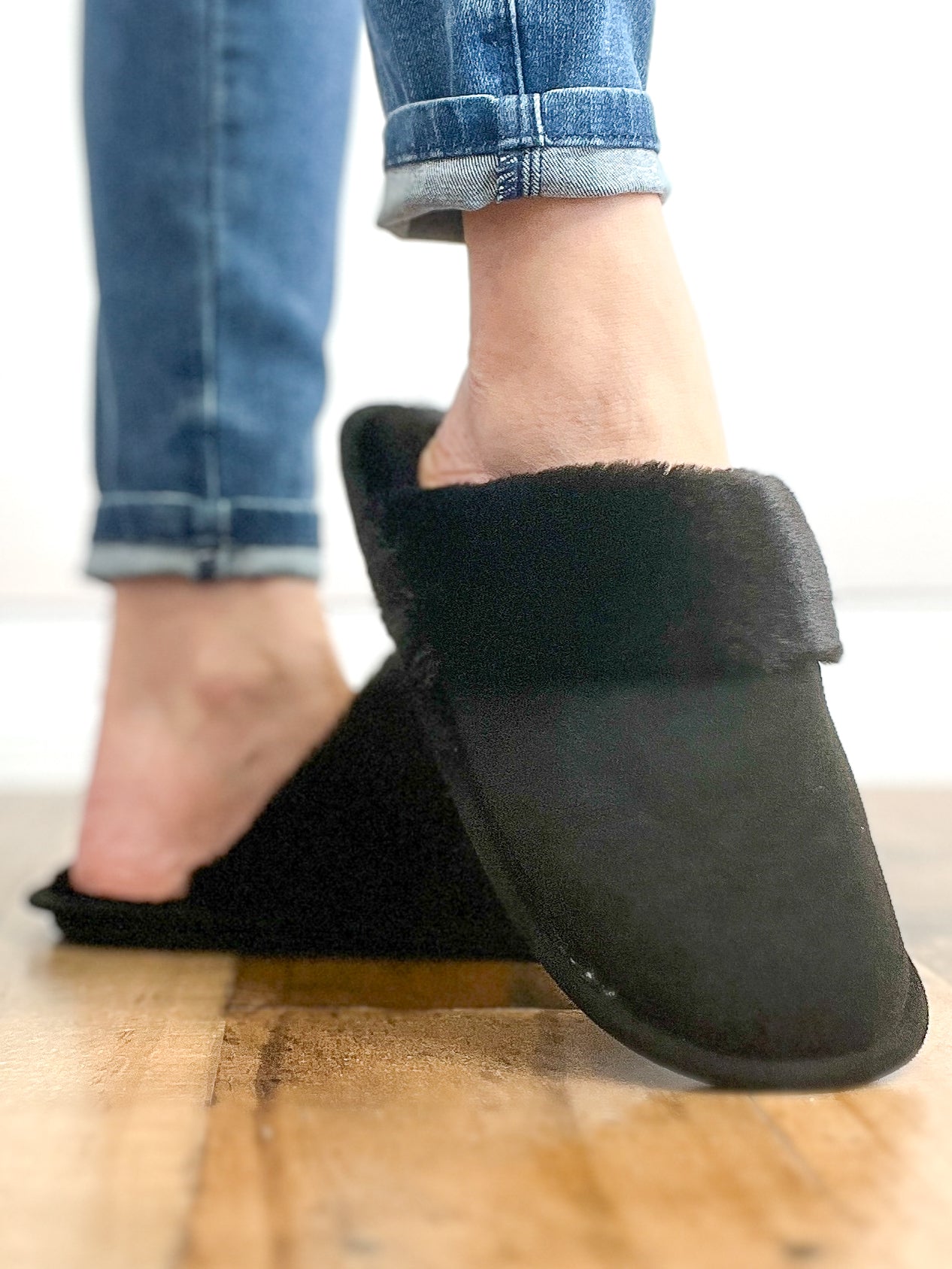 Comfy Cush Faux Fur Lined Slippers in Black