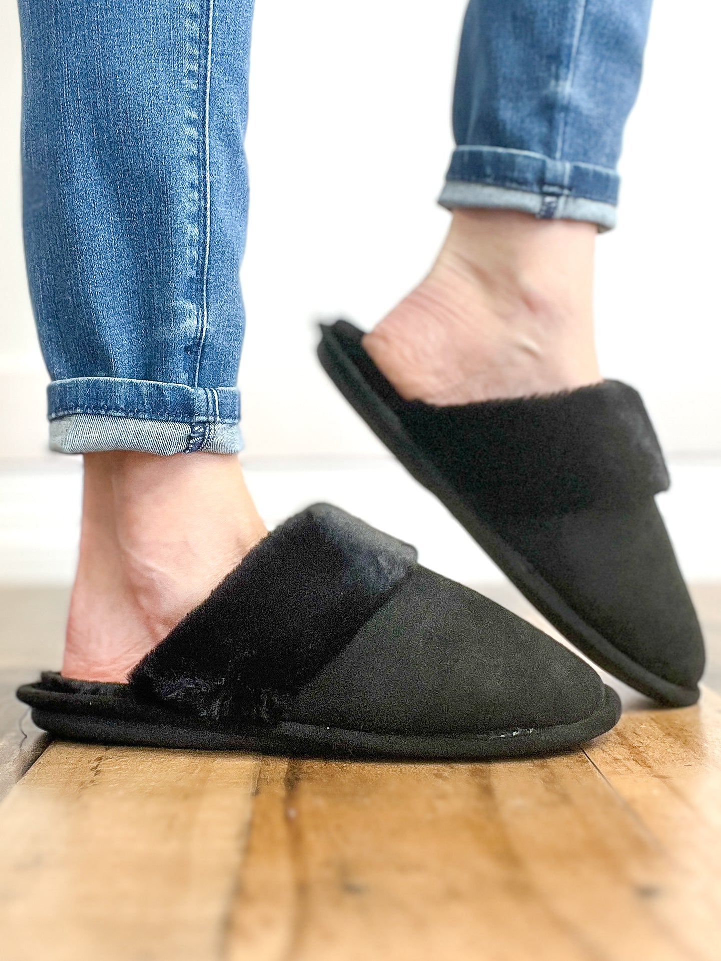 Comfy Cush Faux Fur Lined Slippers in Black