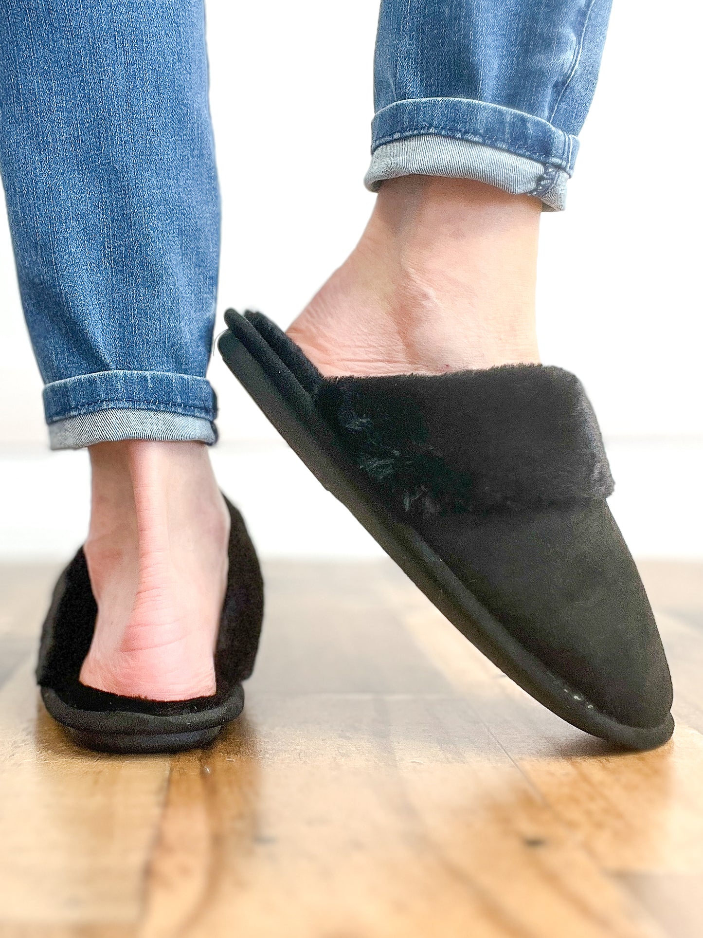 Comfy Cush Faux Fur Lined Slippers in Black