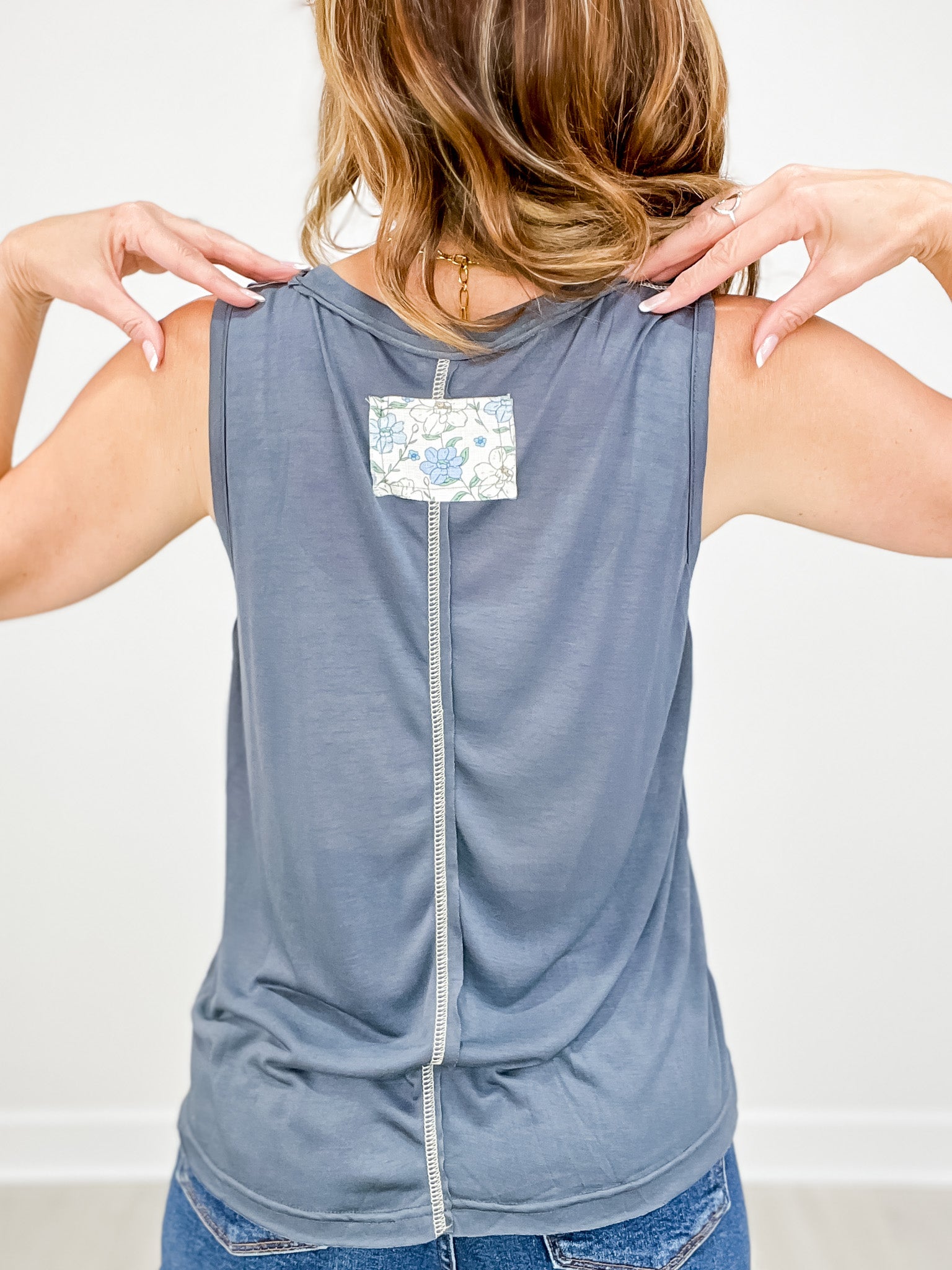 Round Neck Sleeveless Front Pocket Solid Knit Top