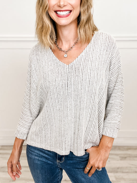 CROPPED SLEEVE V-NECK TEXTURED STRIPE TOP