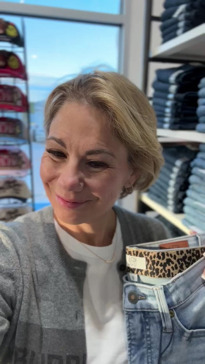 Avery Denim - The Classic Straight - Light Vintage Blue