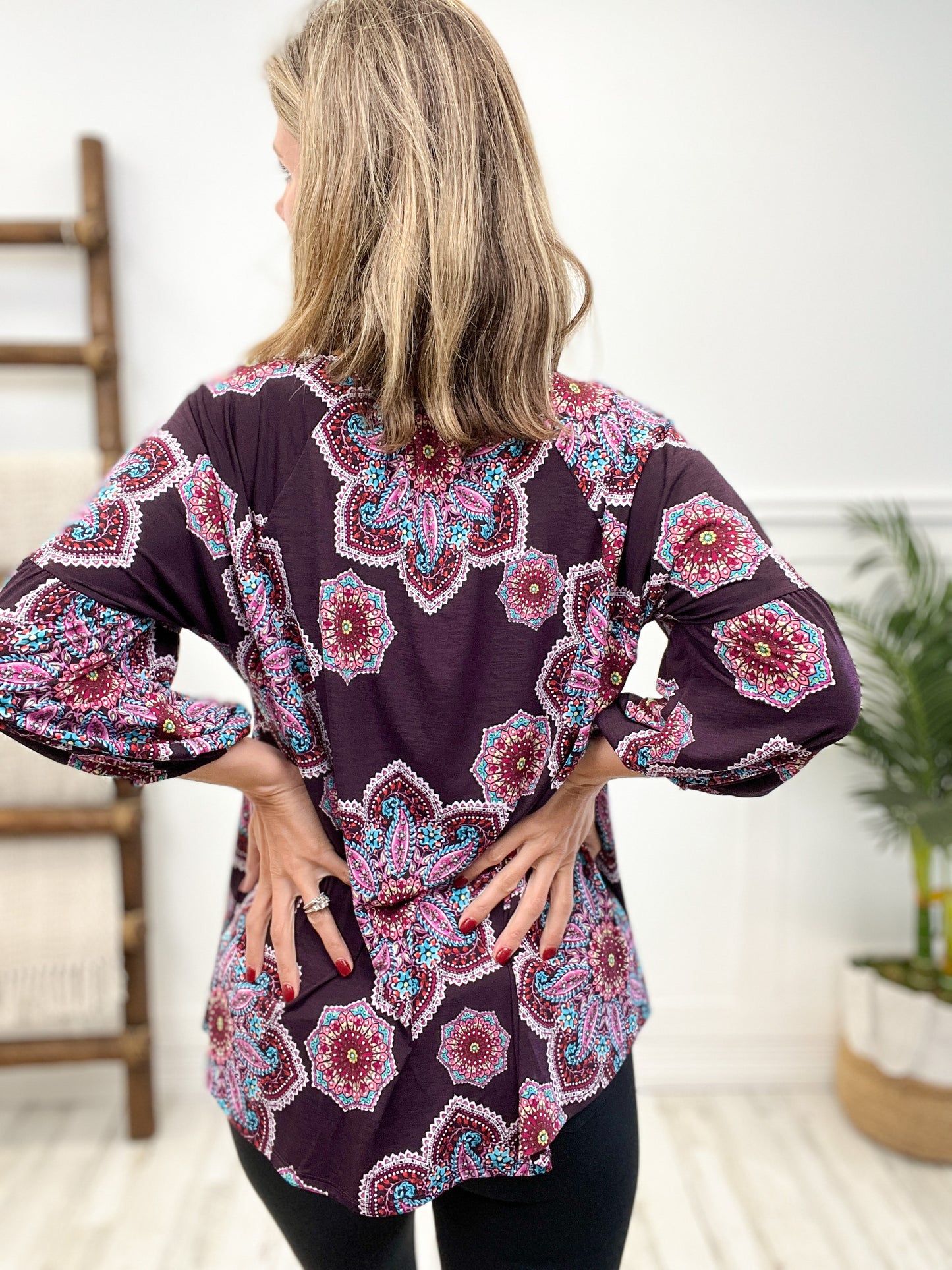 V-NECK MEDALLION PRINT BUBBLE SLEEVE