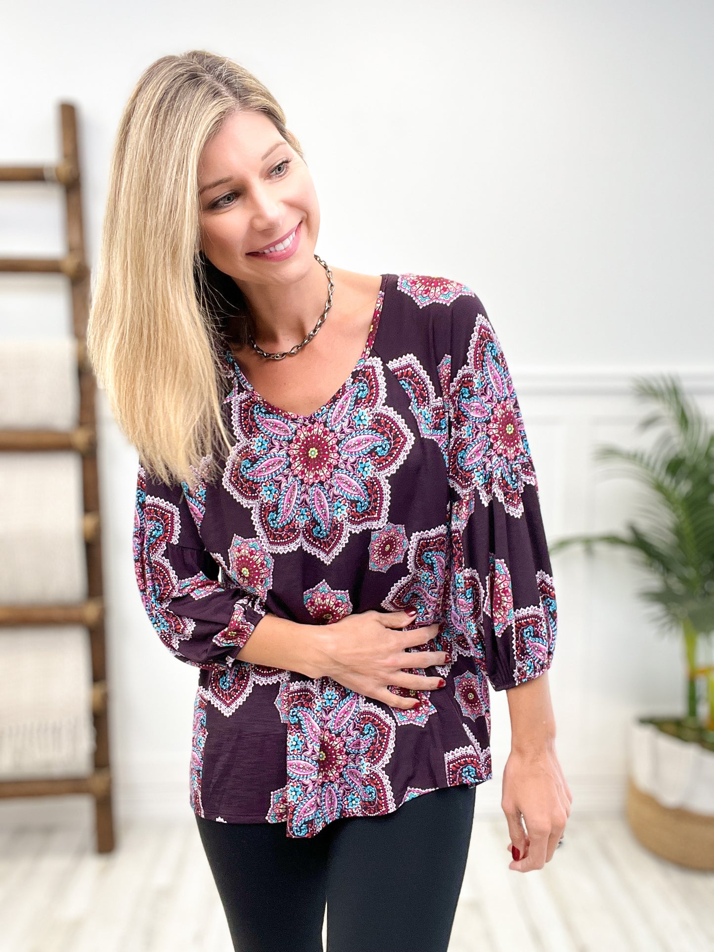 V-NECK MEDALLION PRINT BUBBLE SLEEVE