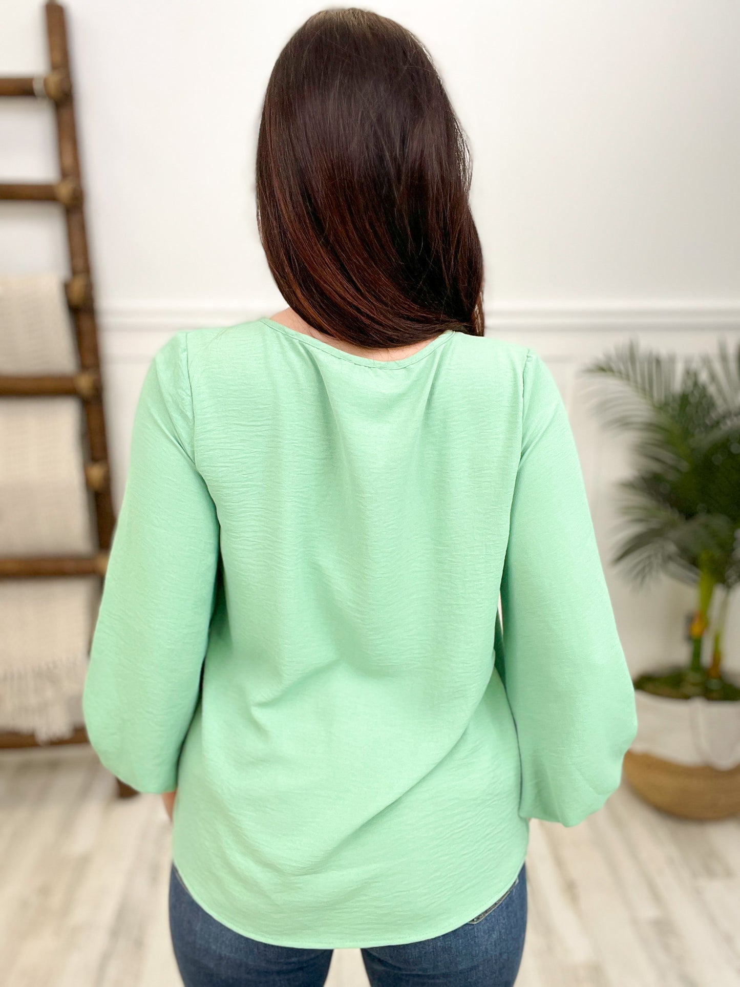 WOVEN V NECK TOP WITH BUBBLE SLEEVES